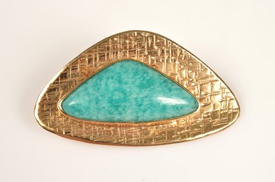 Lot 216 - A 9ct gold adventurine quartz asymmetrical triangle pendant/brooch