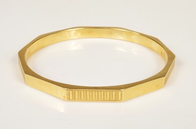 Lot 232 - A 15ct gold bangle with engine turned engraved detail