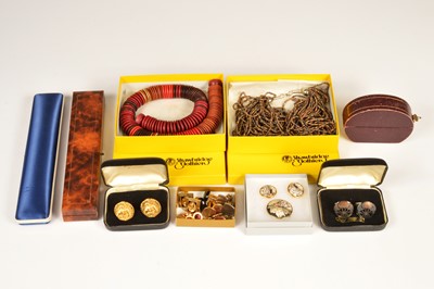 Lot 256 - Two yellow boxed Strawbridge Clothier boxed jewels