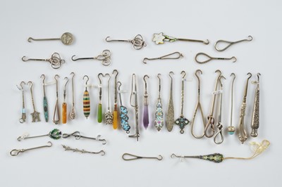 Lot 259 - A collection of silver loop handle and twisted knot handled button hooks