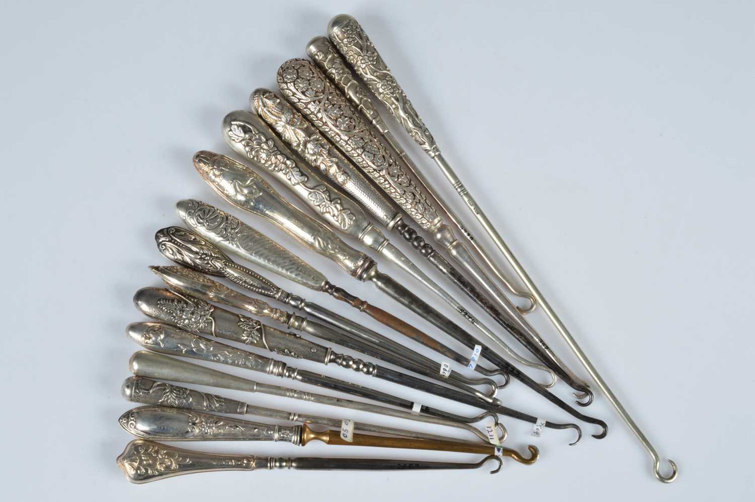 Lot 278 - A collection of fifteen button hooks