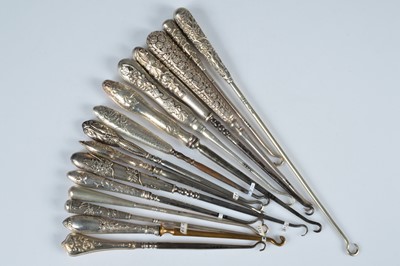 Lot 278 - A collection of fifteen button hooks