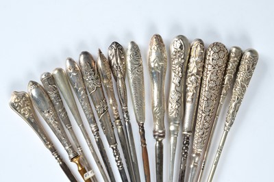 Lot 278 - A collection of fifteen button hooks