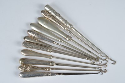 Lot 279 - Eleven textured handled button hooks