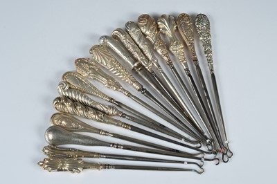 Lot 280 - Sixteen silver handled steel button hooks