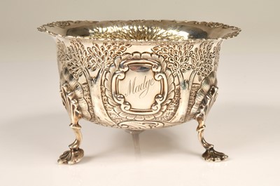 Lot 292 - An Edwardian silver sugar basin by GN RH