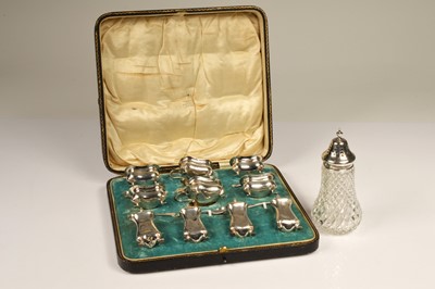 Lot 311 - An Edwardian silver cased cruet set