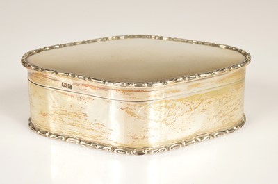 Lot 325 - An Edwardian silver trinket box from C&C