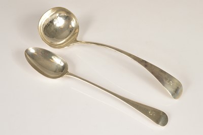 Lot 345 - An Edwardian silver Old English Pattern ladle and serving spoon by Elkington & Co