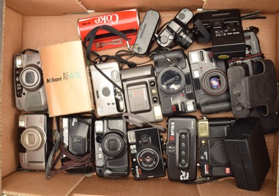 Lot 92 - A Tray of Compact Cameras