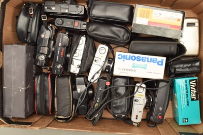 Lot 112 - A Tray of Compact Cameras