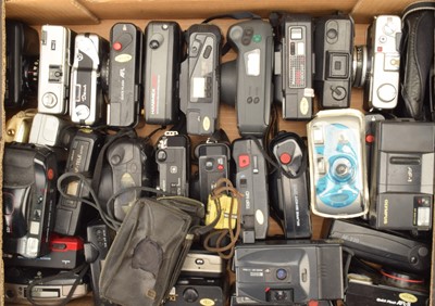 Lot 137 - A Tray of Compact Cameras