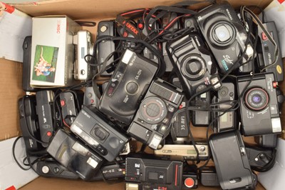Lot 138 - A Tray of Compact Cameras