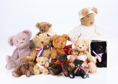 Lot 59 - A selection of artist and collectors teddy bears