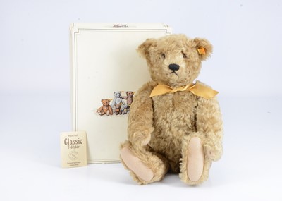 Lot 85 - A Steiff Classic Teddy bar 1920 replica