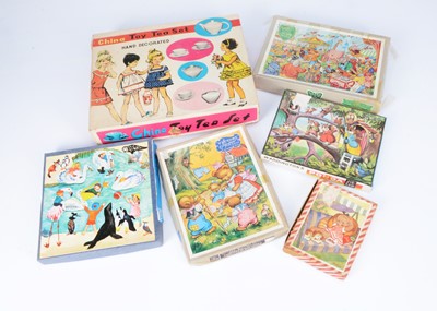 Lot 191 - Five vintage children's jigsaw puzzles
