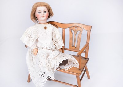 Lot 286 - An SFBJ 301 child doll