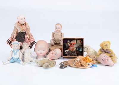 Lot 355 - Various small dolls