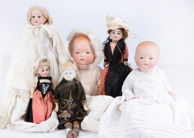 Lot 357 - Various dolls