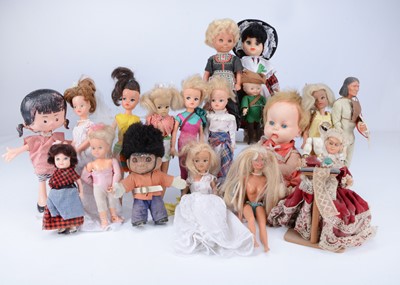 Lot 605 - Various dolls