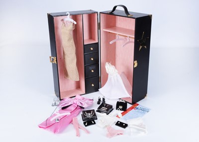 Lot 487 - Marilyn Monroe / Franklin Mint Wardrobe Trunk / Accessories