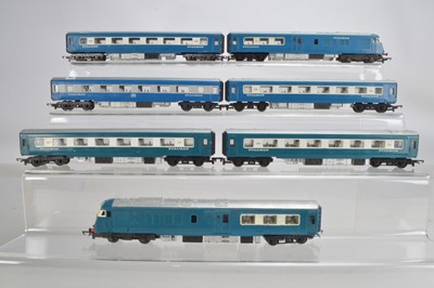 Lot 19 - Tri-ang 00 Gauge unboxed Blue Pullman two Motor Cars and 5 Parlour Coaches (7)
