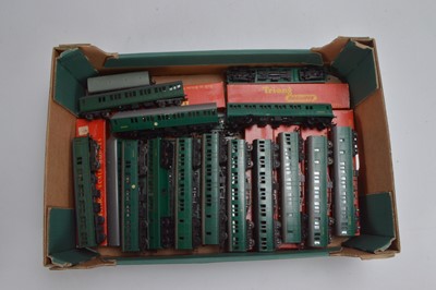Lot 31 - Tri-ang Multiple Units and coaches all in Green liveries (21)