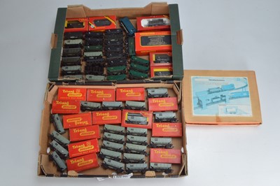 Lot 39 - Tri-ang 00 gauge Diesel Locomotives and Hopper wagons (55)