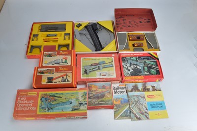 Lot 42 - Tri-ang Hornby 00 gauge operating accessories all in original boxes (8)