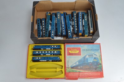 Lot 43 - Tri-ang 00 gauge Blue Pullman original set with extra loose vehicles (21)