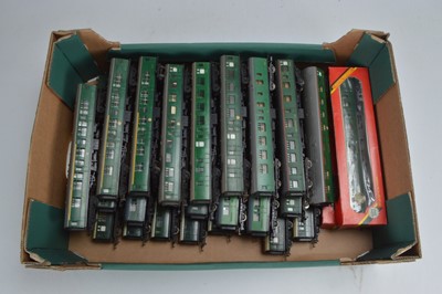 Lot 48 - Hornby and other Southern green liveried coaching stock 00 gauge (31)