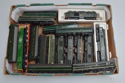 Lot 50 - Tri-ang Hornby 00 gauge Diesel and Electric Locomotives and Multiple Units (16)