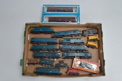 Lot 51 - Tri-ang Hornby 00 gauge Diesel and Electric Locomotives and Coaches (18)