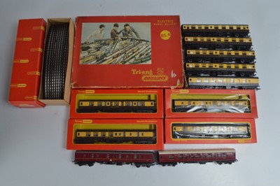Lot 64 - Tri-ang 00 gauge Branch line set with extra coaches and track items  (13)