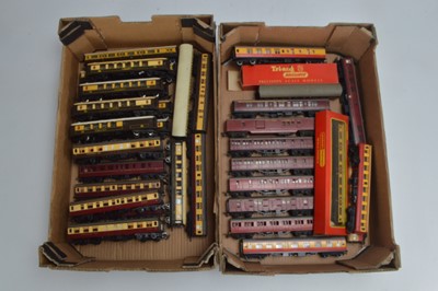 Lot 67 - Hornby Tri-ang and other Passenger coaches 00 gauge (35)