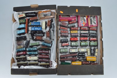 Lot 81 - Hornby Mainline and other 00 gauge freight wagons (81)