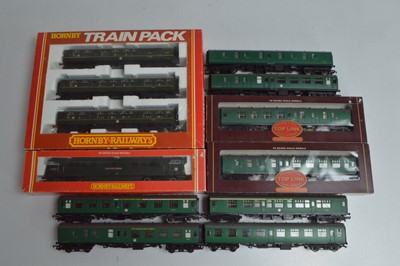 Lot 95 - Hornby Bachmann Diesel Locomotive Multiple Unit and coaches (10)
