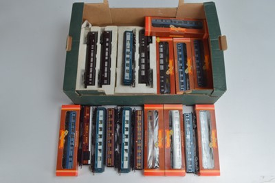 Lot 98 - Hornby Special Livery 00 gauge coaches (18)
