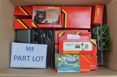 Lot 120 - Hornby 00 gauge Buildings Track Controller and accessories (qty in 1 box)