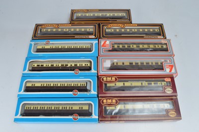 Lot 157 - Lima Mainline Airfix 00 gauge Railcar and coaches all in GW chocolate/cream liveries (11)