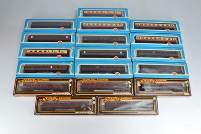 Lot 158 - Mainline Airfix 00 gauge coaches in original boxes (18)