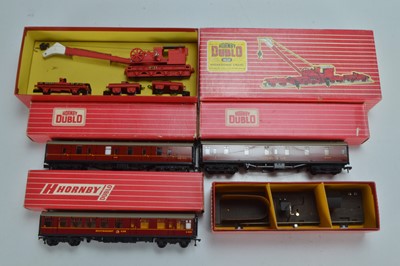 Lot 168 - Hornby-Dublo 00 Gauge 2-Rail Super Detail Late issue BR maroon Restaurant Car and two other maroon Coaches and Breakdown Crane and TPO Apparatus (5)