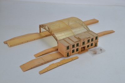 Lot 171 - Hornby-Dublo 00 Gauge 2-Rail plastic buildings including unboxed 5083 Terminus/Through Station qty of Platforms Suburban Station Goods Depots and other Accessories (qty)