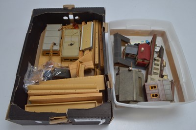 Lot 172 - Hornby-Dublo 00 Gauge 3-Rail plastic Station and Goods Depots and spare platforms and other items including scratchbuilt Dairy and Goods Depot(qty)