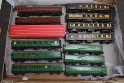 Lot 189 - Hornby-Dublo 00 Gauge 2-Rail mostly unboxed Super Detailed BR green Mainline coaches and red and green Suburban Coaches and Pullman Cars (13)