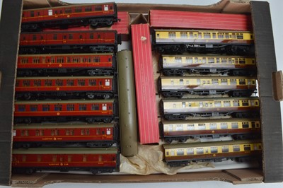 Lot 190 - Hornby-Dublo 00 Gauge 2-Rail mostly unboxed Super Detail BR maroon and WR chocolate and cream Coaches (24)