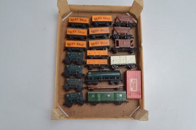 Lot 192 - Hornby-Dublo 00 Gauge 2-Rail unboxed Saxa Salt and Presflo Bulk Salt wagons and ICI Bogie Tank wagon and other Rolling Stock (19)