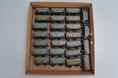 Lot 193 - Hornby-Dublo 00 Gauge 2-Rail unboxed 4625 BR grey Bulk Grain wagons and two Guards Vans (25)
