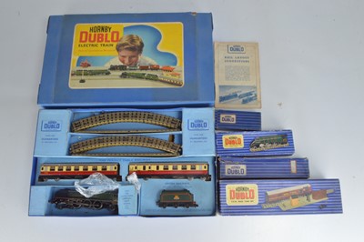 Lot 199 - Hornby-Dublo 00 Gauge 3-Rail Montrose Train Set and additional Locomotive and Coaches (5)
