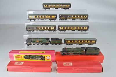 Lot 212 - Hornby-Dublo 00 Gauge 2-Rail West Country boxed 'Barnstable' and unboxed Castle and rake of boxed and unboxed Pullman Cars (8)